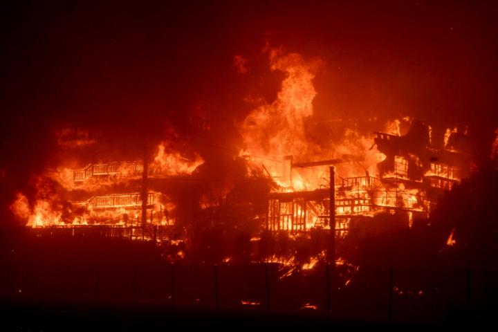Una de las edificaciones arrasadas por las llamas en el barrio de Pacific Palisades