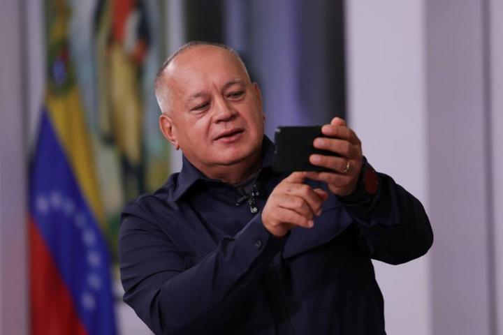 Fotografía cedida por Prensa del Ministerio de Interior, Justicia y Paz, del ministro de esa cartera, Diosdado Cabello, en su programa de televisión "Con el mazo dando" este miércoles, en Caracas (Venezuela).