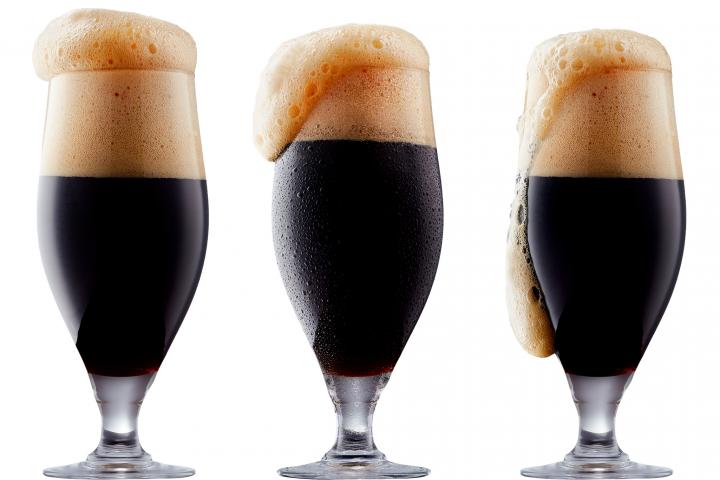 Imagen de archivo de cañas de cerveza negra.