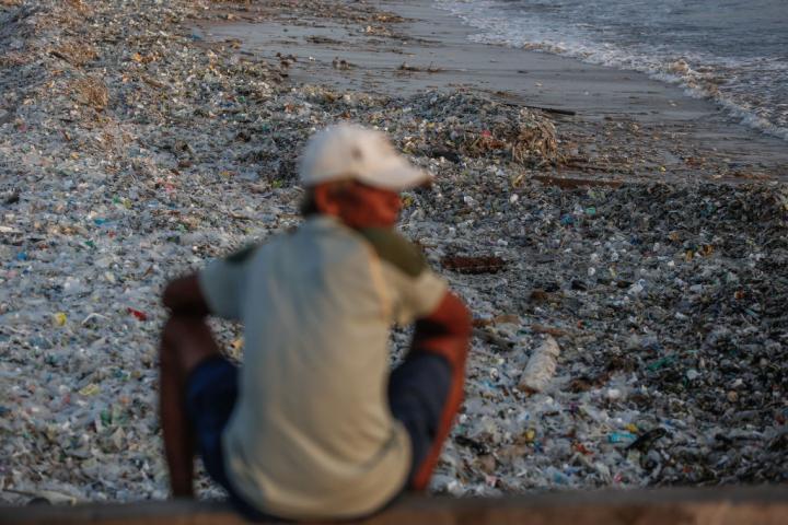Imagen de archivo de una marea de residuos plásticos en la playa de Kedonganan, Badung, (Bali, Indonesia).