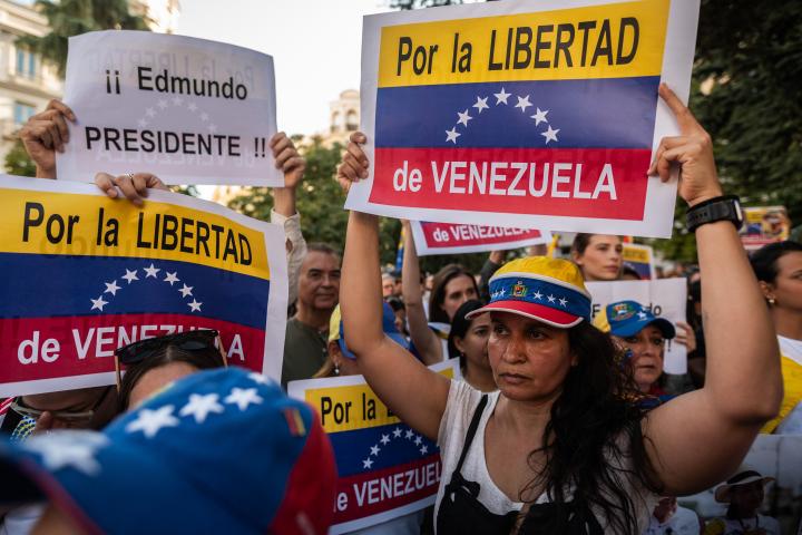 Personas manifestándose por Venezuela en Madrid.