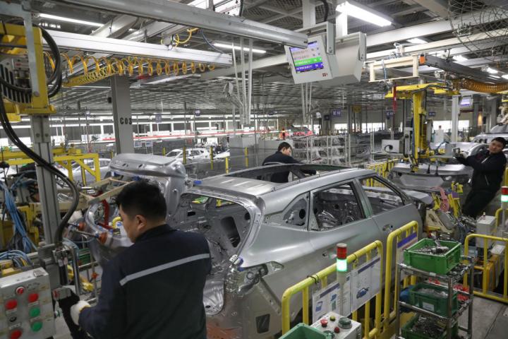 Trabajadores de una fábrica de KIA