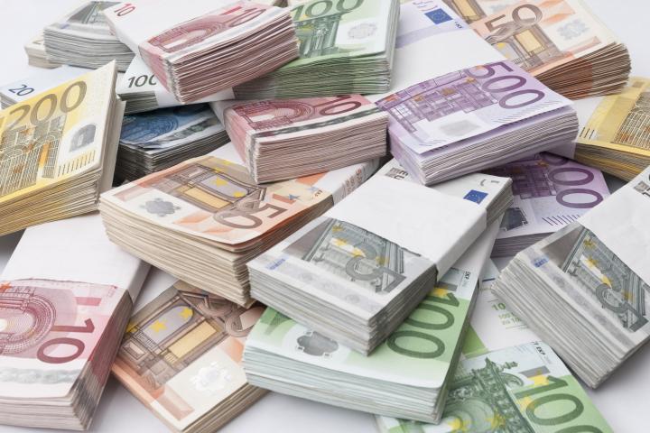 Fajos de billetes de euros
