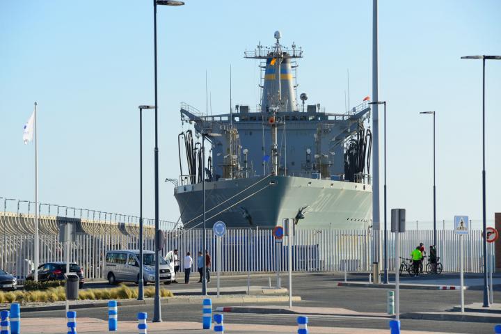 Imagen de archivo de una corbeta militar en el puerto de Málaga, Andalucía.