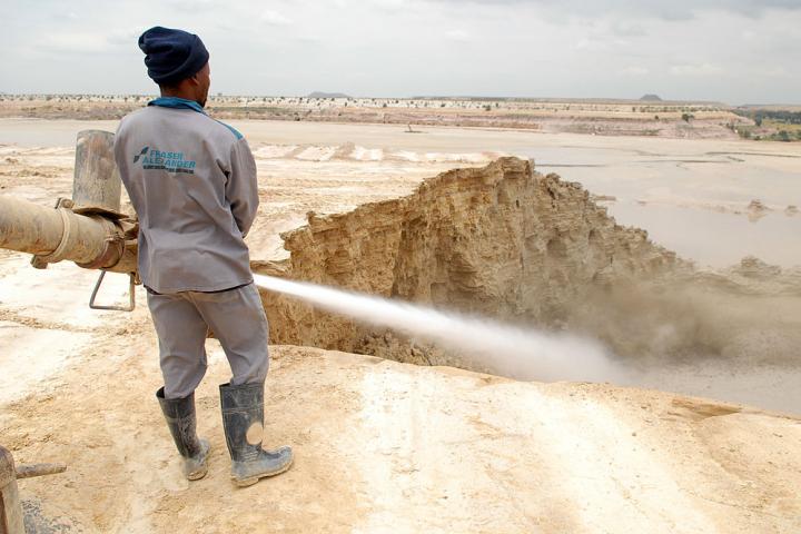 Un trabajador, en una de las minas en Buffelsfontein, en una imagen de archivo hace años