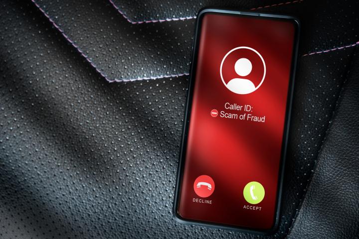 Llamada entrante no deseada en un teléfono.