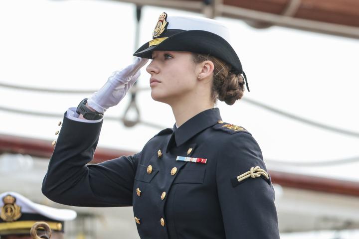 La princesa Leonor a su entrada en el buque escuela Juan Sebastián de ElCano.