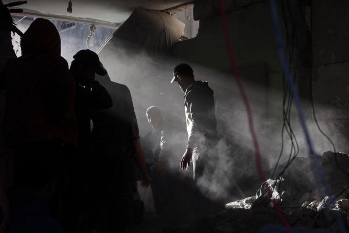 Ciudadanos observan los restos de una de las viviendas destruidas en Gaza