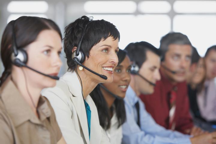 Traductores simultáneos en una conferencia.