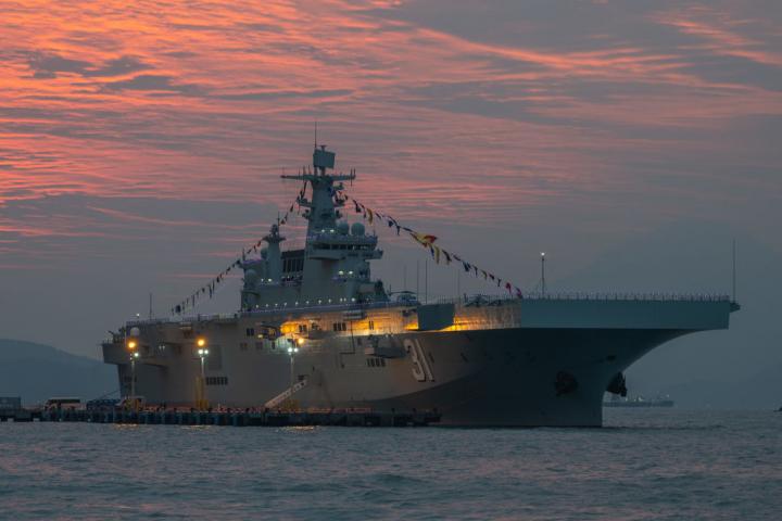 Un barco de asalto de la Armada china
