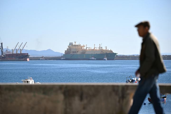 Un ciudadano pasea por el puerto de Setúbal