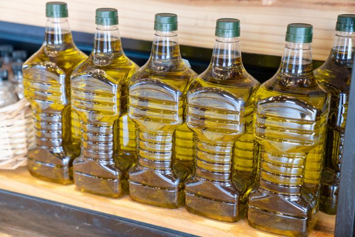 Imagen de archivo de botellas de aceite de oliva.