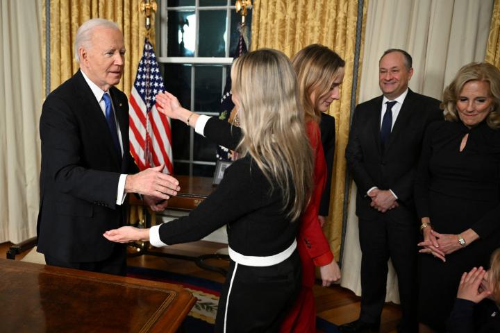 Joe Biden abraza a su hija después de pronunciar su último discurso como presidente de los Estados Unidos en el Despacho Oval.