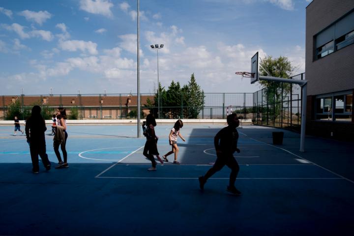Niños jugando en el patio de un colegio en una imagen de archivo