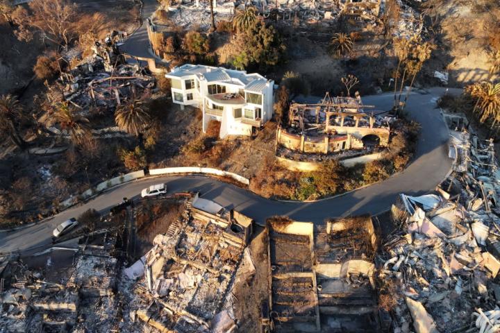 Vista aérea de casas calcinadas en la ladera de una colina de Los Ángeles.
