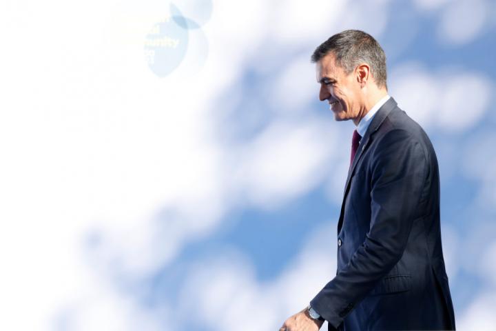 Pedro Sánchez camina sonriente en un acto oficial