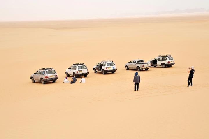 Un grupo de turistas, de viaje por el Sáhara, en el sur de Argelia.