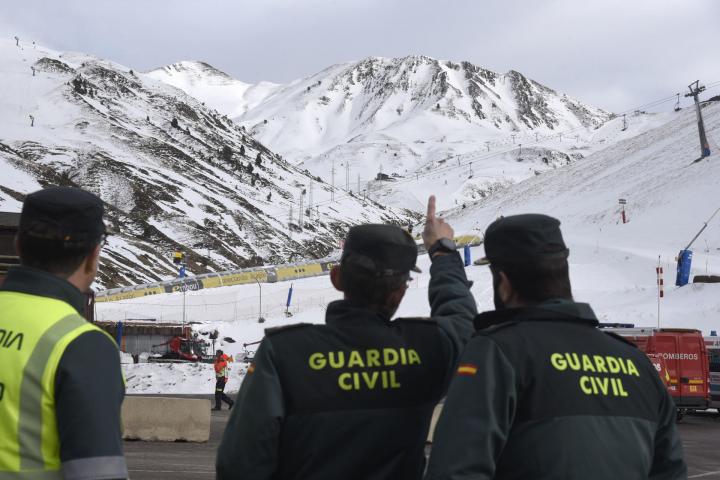 Miembros de la Guardia Civil este sábado, en la estación de Astún (Zaragoza) trabajan en la zona del accidente.