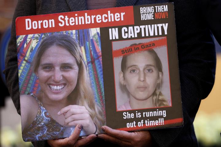 Foto de archivo del 7 de octubre de 2024 de un cartel con el retrato de Doron Steinbrecher, secuestrada por Hamás.
