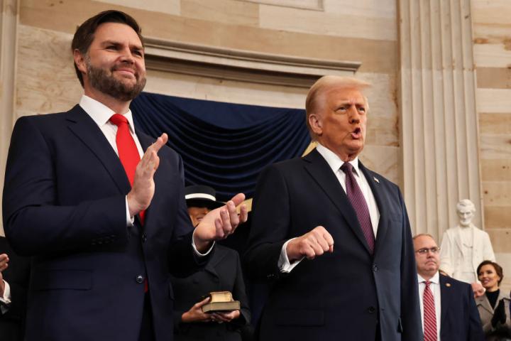 Donald Trump, a su llegada al Capitolio, aplaudido por su vicepresidente, J.D. Vance