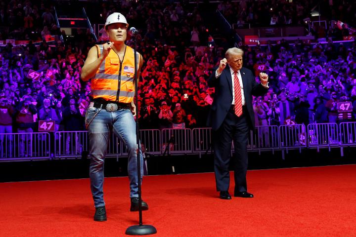 El presidente electo de los Estados Unidos, Donald Trump, baila con un miembro de los Village People en su ultimo mitin antes de la investidura.