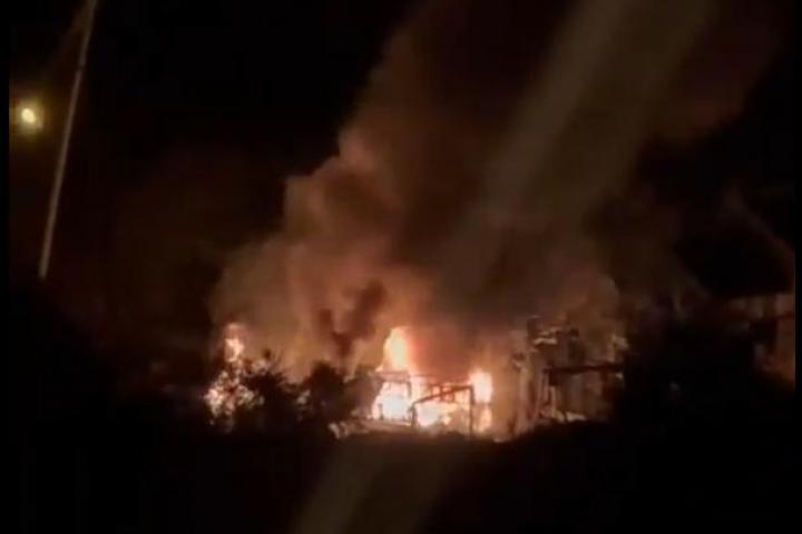 Imagen de uno de los ataques de colonos sobre una vivienda palestina en la Cisjordania ocupada.