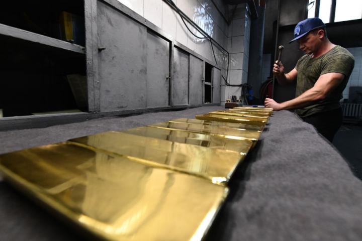 Un trabajador funde lingotes de oro puro al 99,99 por ciento en la Planta de Refinación de Novosibirsk, la principal planta de refinación y fabricación de barras de oro de Rusia.