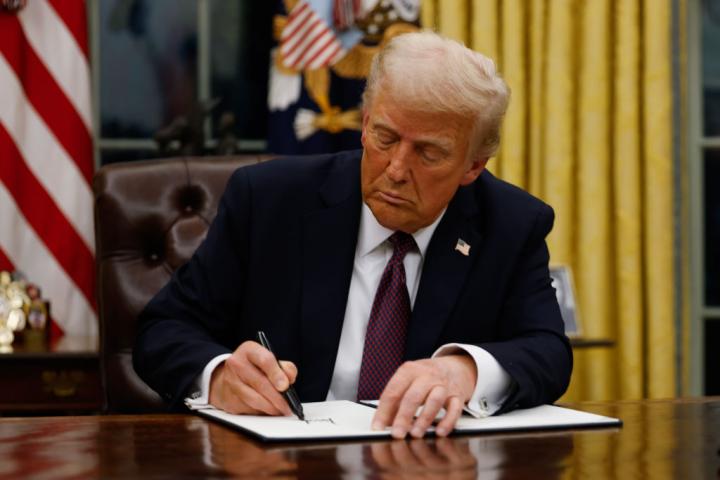 Donald Trump firma sus primeros decretos en el Despacho Oval