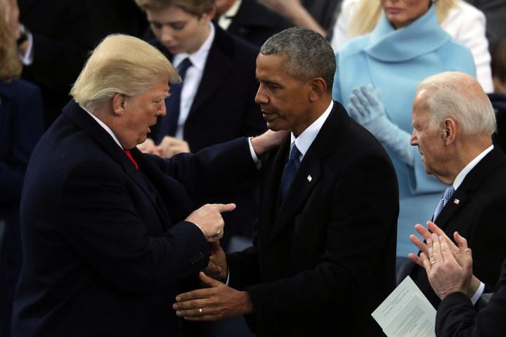 Donald Trump y Barack Obama se saludan afablemente en presencia de Joe Biden en la toma de posesión de Trump en 2017