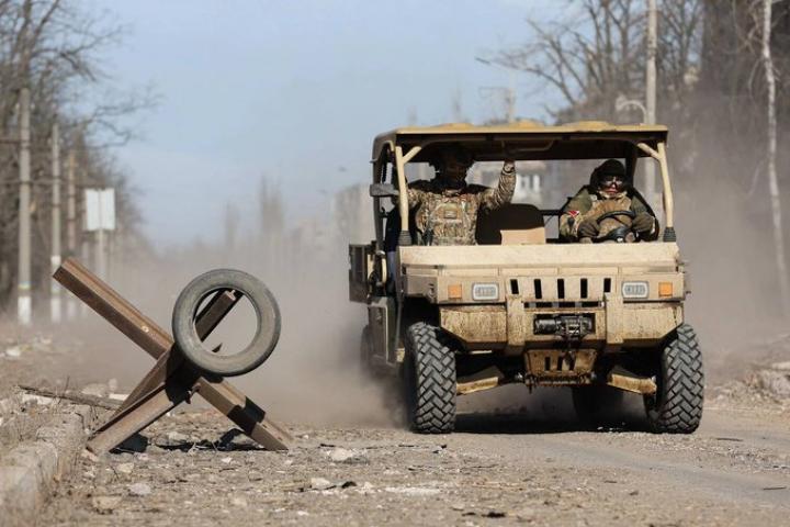 Fotografía publicada en redes sociales de soldados rusos circulando por Ucrania en un Desertcross 1000-3.