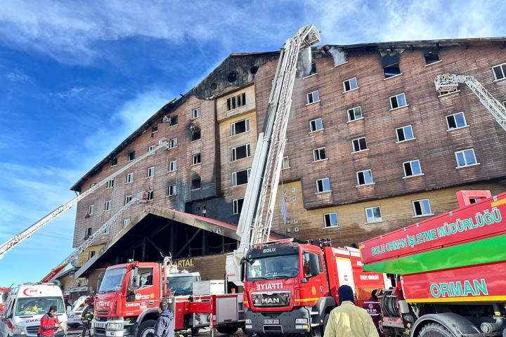 Incendio en una estación de esquí en Bolu (Turquía).