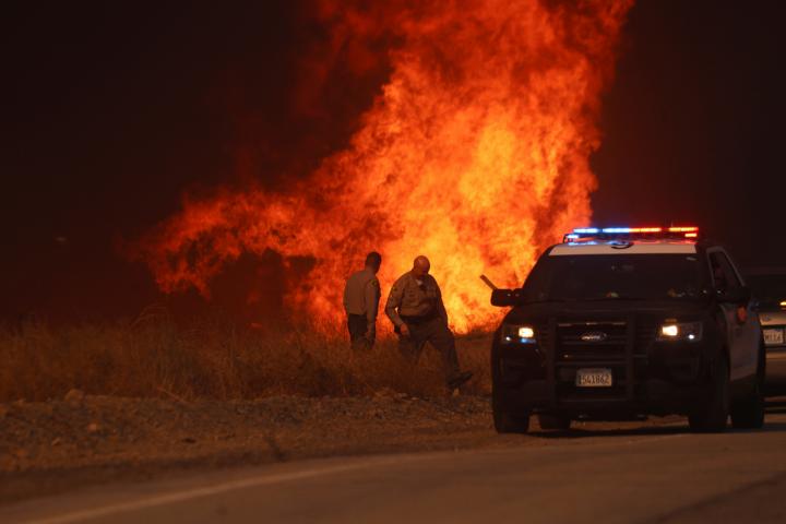 El humo y las llamas del incendio de Hughes, cerca del lago Castaic.