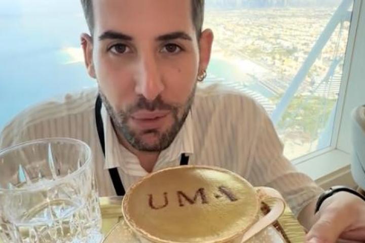 El tiktoker viajero, Iván Gálvez, en su visita a Dubái.