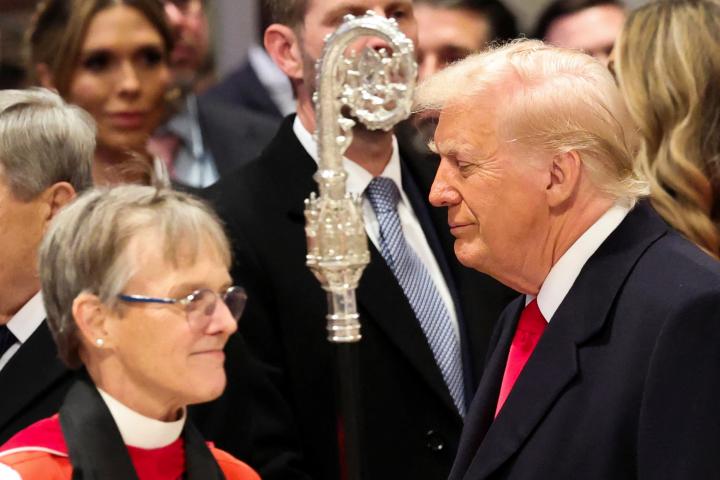 La obispa Mariann Edgar Budde, izquierda, se cruza con Donald Trump en la Catedral de Washington.