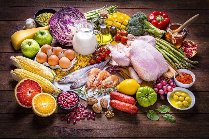 Un bodegón de alimentos.