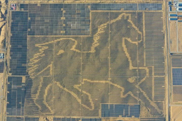 Vista aérea de la central fotovoltaica con forma de "caballo" más grande del mundo