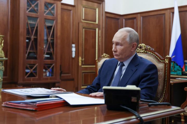 El presidente de Rusia, Vladimir Putin, asiste a una reunión de urgencia en su despacho.