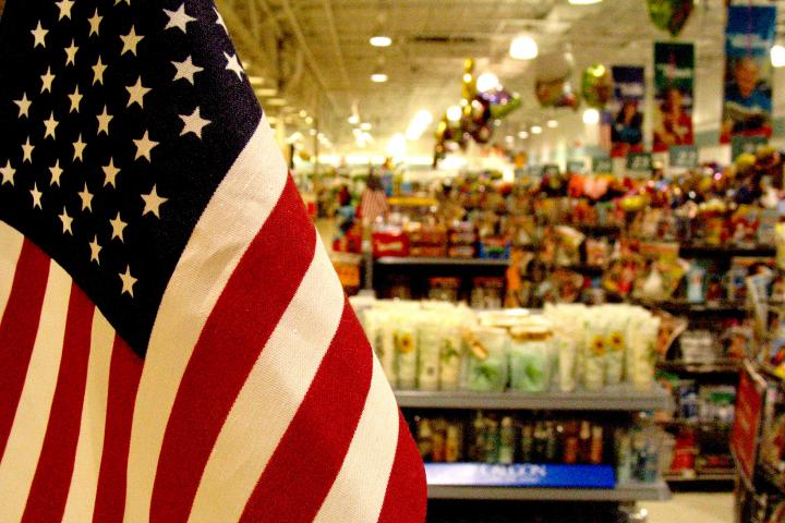 Imagen de una bandera estadounidense en el interior de una tienda.
