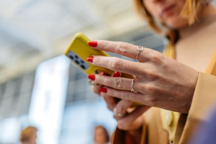 Una mujer usa su móvil para escribir un mensaje que ha llegado en su teléfono.