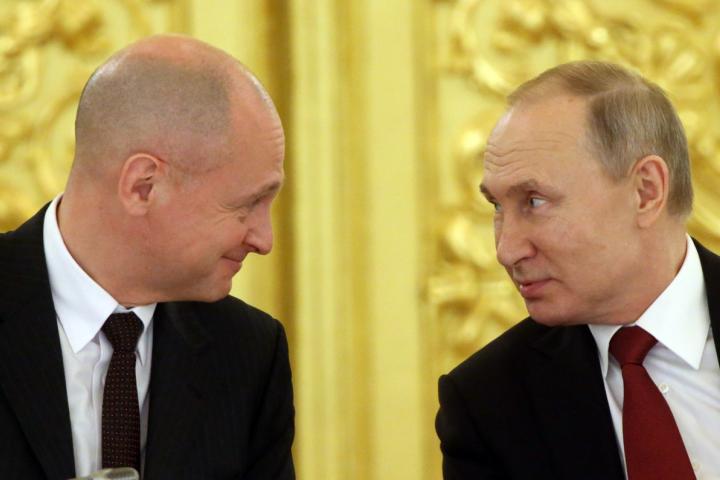 Vladimir Putin, a la derecha, conversa con Sergei Kiriyenko, su jefe de Gabinete.