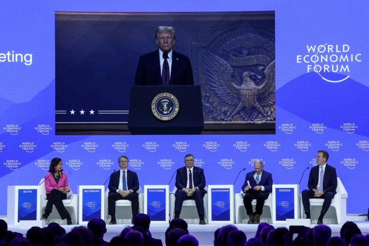 El presidente de Estados Unidos, Donald Trump, pronuncia un discurso en un acto en el que han participado Ana  Botín, Brian Moynihan, Patrick Pouyanne, Stephen Schwarzman y Borge Brende