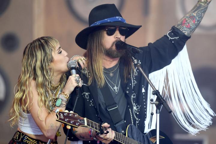 La cantante Miley Cyrus actúa junto a su padre, Billie Ray Cyrus, en Glastonbury 2019.