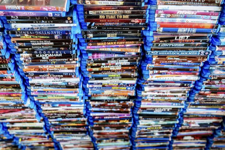 Películas grabadas en formato Blu-ray apiladas en columnas.