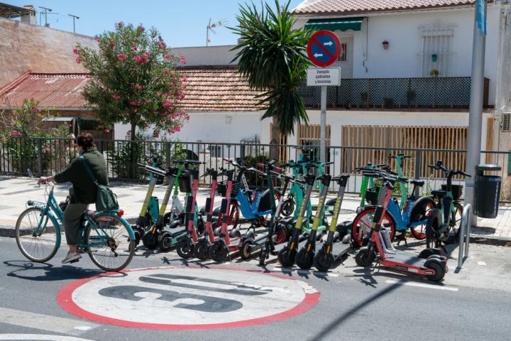 Punto de aparcamiento de patinetes eléctricos en Málaga.