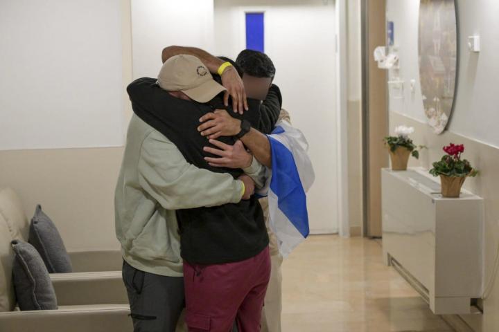 Una de las rehenes liberadas por Hamás este domingo, se reencuentra con su familia en Tel Aviv.