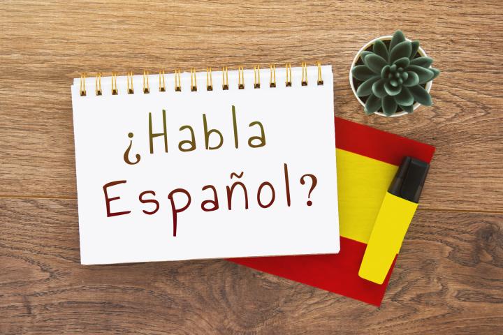 Hablar español.
