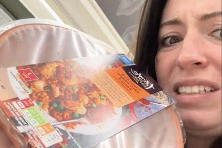 Anna muestra a cámara uno de los productos del supermercado de Reino Unido