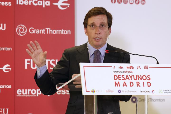 El alcalde de Madrid, José Luis Martínez-Almeida, da un discurso durante un desayuno informativo celebrado este lunes en Madrid.