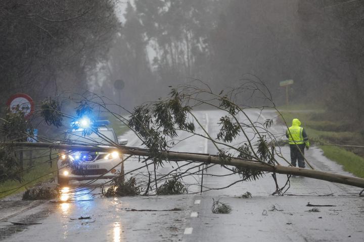 La borrasca 'Herminia' azota Galicia con casi 600 incidencias