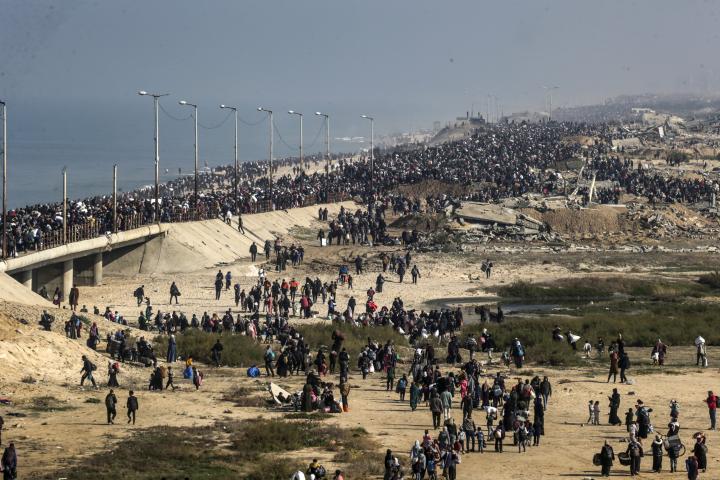 Una columna de desplazados palestinos se dirige al norte de la Franja de Gaza, después de que Israel levantase el veto en virtud del alto al fuego con Hamás.